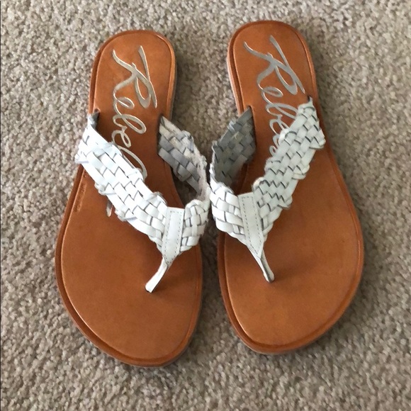 white leather flip flops womens